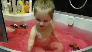 Бурлящий шар для ванны с сюрпризом.
