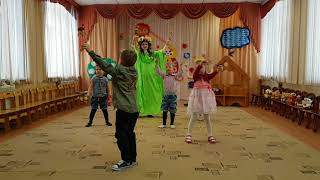 Весенний танец в детском саду.
