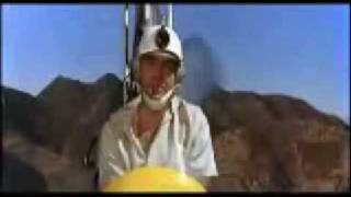 Ken Wallis на автожире Little Nellie. "You Only Live Twice'