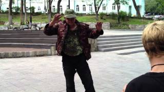 Бомж танцует под драм