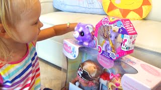 Алиса выбирает и покупает игрушки Alice buys toys at the baby store