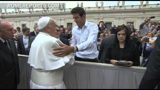 Professional Argentinian tennis player gives Pope Francis one of his racquets