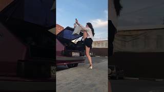 Девушка закрыла багажник ногой! / the girl closed the trunk with her foot