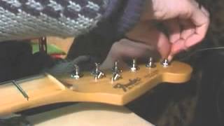 Cambio corde in chitarra Fender Stratocaster