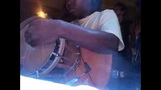 Wesley Da Percussa Tocando Cuíca Na Música Espelho De João Nogueira