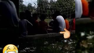 Vidio lucu anak kampung keretak atas. Gagal fokus nonton bola jadinya?