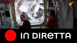 Gli astronauti si preparano ad uscire nello spazio per una passeggiata spaziale.