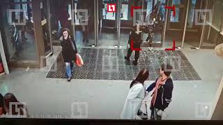 Пробила головой дверь в питерское метро