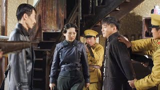 中國軍人蹤跡被漢奸發現，所在地點直接被圍個水泄不通，為了掩護隊友，中國軍人坦然走了出去！