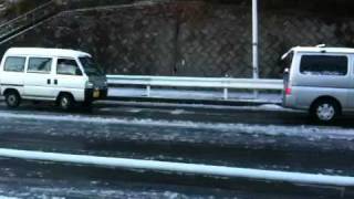 坂道凍結 前輪は右へ、車は左へズルズル