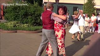 КРАСИВАЯ ПАРА ТАНЦУЕТ НА УЛИЦЕ! Brest! Music! Dance!