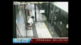 Woman finishes shitting alone on subway platform within 10 seconds