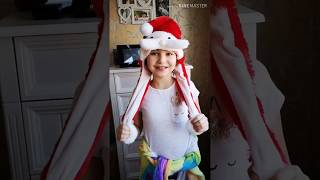 Новогодняя шапочка Деда Мороза с движущимися усами. Пошевели усами!