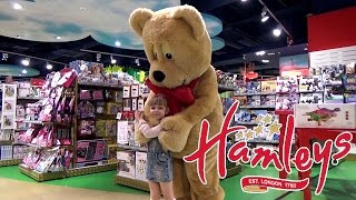 VLOG поход в детский магазин игрушек Hamley's. Настя танцует с мишкой.