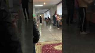 Выборы 2021: На участке №1052 в Бишкеке избиратель сфотографировал свой бюллетень