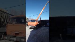 Автокран 25 тонн разгружает станки с фуры в Белгороде на spetskran40.ru