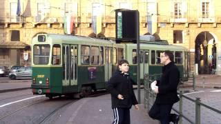 Tram storici torinesi in piazza Castello
