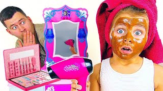 Милана и папа играют с детской косметикой для девочек