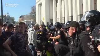 Занозанӣ дар назди парламенти Украина