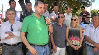 IVAIPORÃ Carlos gil entrega onibus, e material escolar 23 02 13