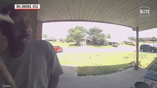 Usa, apre la porta di casa e un serpente lo morde in faccia