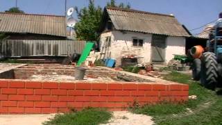 трактор помощник на стройке