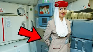 Почему стюардессы держат руки за спиной?