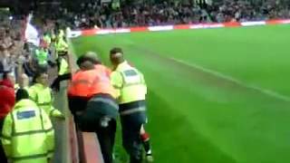 David Beckham xử lý gọn gàng fan cuồng tuổi teen 1