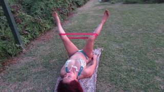 DIOSA LULÚ EN TANGA HACE ABDOMINALES CON LAS BANDAS ELÁSTICAS