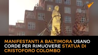 BLM, manifestanti a Baltimora usano corde per rimuovere statua di Cristoforo Colombo