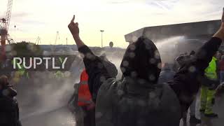 Italy: Police deploy water cannons to disperse anti-Green Pass protesters in Trieste
