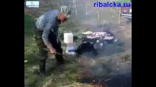 Семейный отдых на природе, тушение весенней травы.