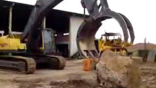 Volvo EC460 - 46 ton - com grappe para pedra de até 10 ton.