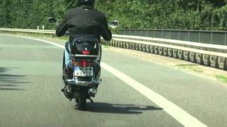 Mit dem Motorroller Retro Firenze unterwegs.