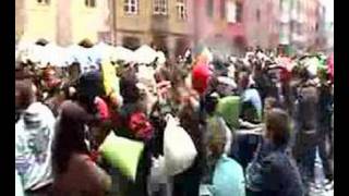 FLASHMOB - INNSBRUCK - GOLDENES DACH´L - POLSTERSCHLACHT