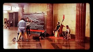 Музыка в метро. Тема из фильма "Титаник"