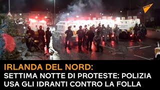 Irlanda del Nord, settima notte di proteste: polizia usa gli idranti contro la folla