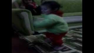 Gangnam Style dans eden tatlı bebek