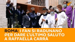 #Roma: i fan si radunano per dare l’ultimo saluto a Raffaella #Carrà