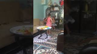 Kız kardeşlerin dans keyfi (gizli çekim)