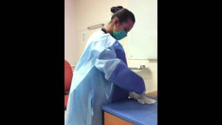 colocacion de bata y calzado de guantes