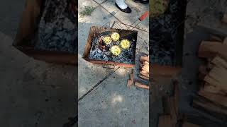 Кабачки жарят на углях