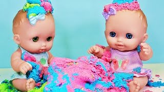Куклы Пупсики  Маша и Медведь играют в КИНЕТИЧЕСКИЙ ПЕСОК. Игрушки для девочек Зырики ТВ