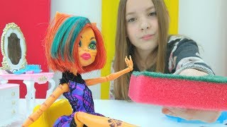 Кукла Монстер Хай делает тату в салоне красоты