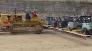 Кто кого? перетягивание каната :) Caterpillar D8 VS 20 Toyotas!