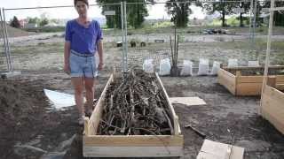 how to make a raised bed "hugelkultur" type