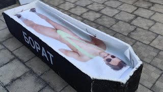 “Борат” в гробу: жители Казахстана устроили акцию протеста у генконсульства США в Алматы