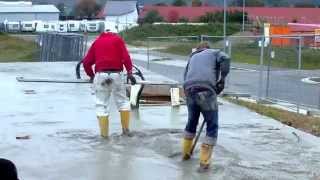 Betrunkene Tschechen beim Beton abziehen auf der Kellerdecke