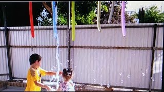 Лопаем длинные водяные шары,обливаем. Popping long water balloons,squirt.