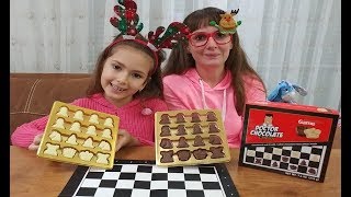 ELİF İLE ÇİKOLATA SATRANÇ OYNUYORUZ. YEMEK İSTİYORSAN YENMELİSİN. EĞLENCELİ ÇOCUK VİDEOSU